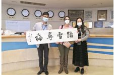 “拥抱”隔一米 感恩“零距离”——结束隔离的外籍友人用隔空的拥抱感谢工作人员