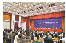 市教育局：高三、初三年级每班不超25人 确保单人单桌