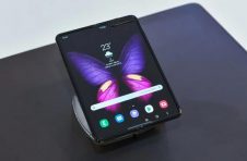 三星Galaxy Fold 2使用超薄玻璃