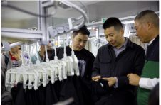 美邦服饰周成建陪同团队深入广东服装企业调研：正面困境，不离不弃！