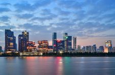 汕大图书馆获捐900余册图书