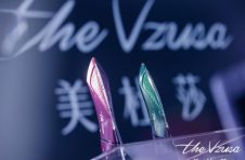 许凯亮相The Vzusa美杜莎品牌鉴赏会，美杜莎iCARE美容仪引热议