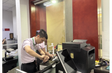 恩平支行高效服务获赞，快速清点残旧零钞，解客户燃眉之急